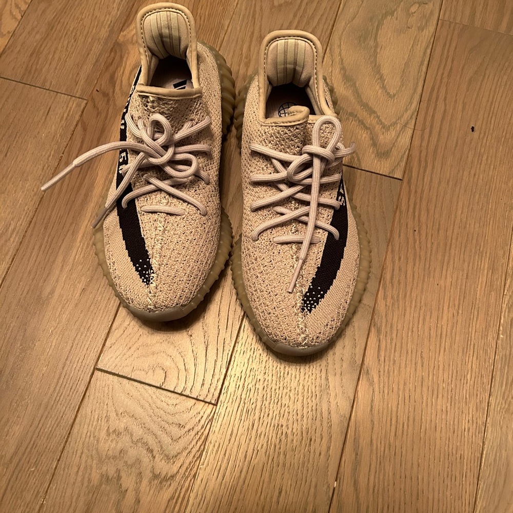 Yeezy 350 like new, sneakers size 5 men/ big kids